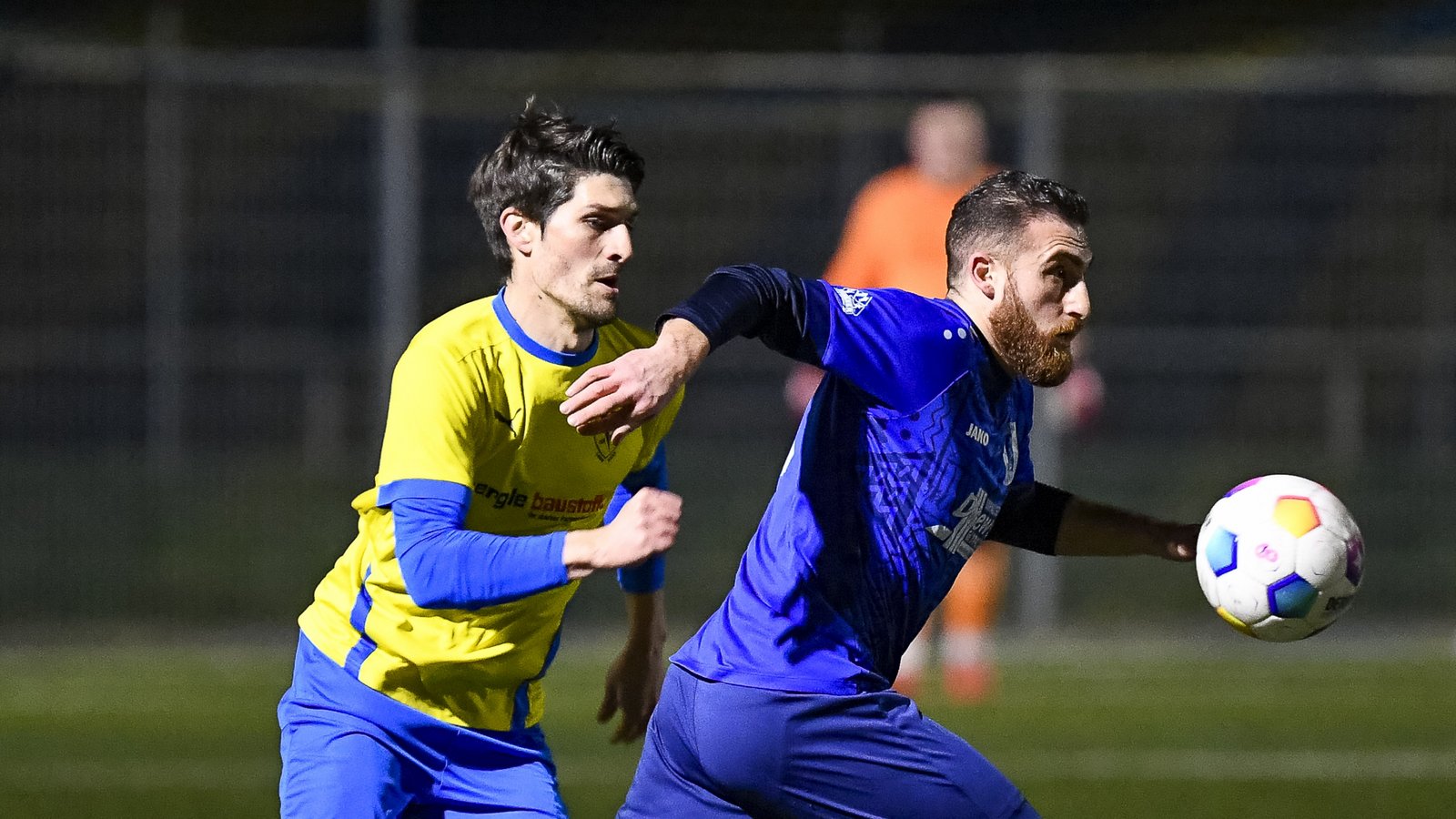 Einen Schritt schneller als sein Gegenspieler aus Lomersheim ist in dieser Szene Fatih Esen vom VfB Vaihingen. Foto: Leitner