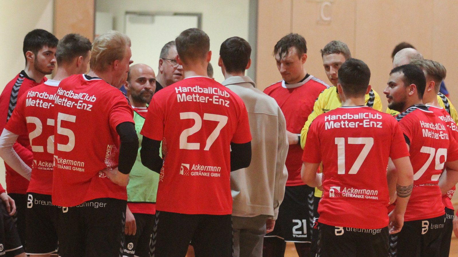 HCME-Trainer Robil Dehabe (Vierter von links) stimmt kurz vor Spielbeginn die Handballer des HC Metter-Enz noch einmal ein.  Foto: NachreinerFoto: Nachreiner