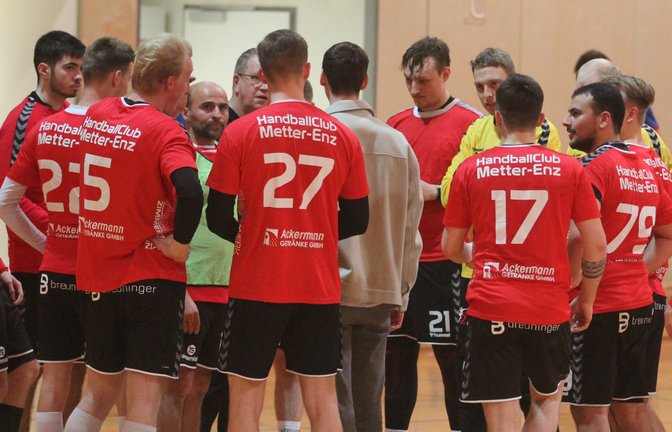 HCME-Trainer Robil Dehabe (Vierter von links) stimmt kurz vor Spielbeginn die Handballer des HC Metter-Enz noch einmal ein.  Foto: Nachreiner<span class='image-autor'>Foto: Nachreiner</span>