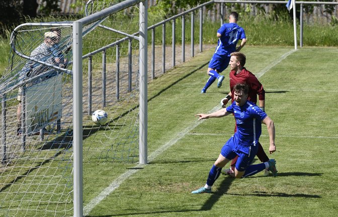 Schon nach neun Minuten hat Tim Dettinger (vorne) zum zweiten Mal Grund zum Jubeln. Der Illinger erzielte in der ersten Hälfte gegen den VfL Gemmrigheim einen Hattrick.  <span class='image-autor'>Foto: Leitner</span>