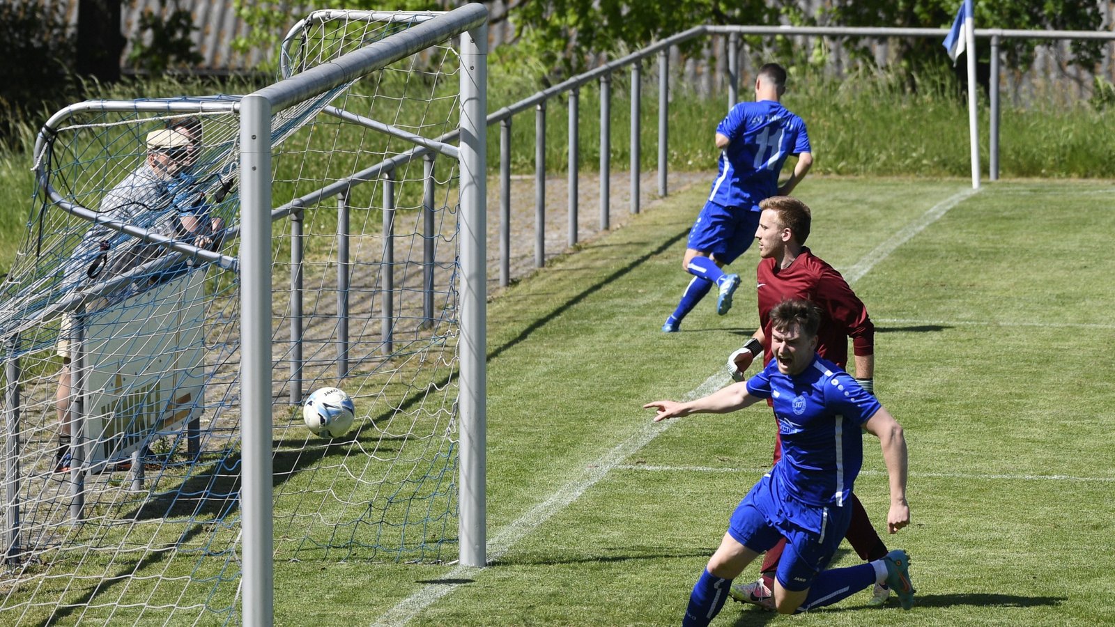 Schon nach neun Minuten hat Tim Dettinger (vorne) zum zweiten Mal Grund zum Jubeln. Der Illinger erzielte in der ersten Hälfte gegen den VfL Gemmrigheim einen Hattrick.  Foto: Leitner