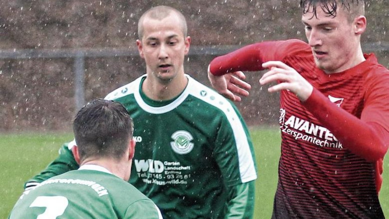 Joshua Krone sucht vergeblich den Weg zwischen zwei Markgröninger Verteidigern. Der SV Horrheim scheiterte gestern ein ums andere Mal an der kompakten Abwehr der Gäste. Foto: Küppers Joshua Krone sucht vergeblich den Weg zwischen zwei Markgröninger Verteidigern. Der SV Horrheim scheiterte gestern ein ums andere Mal an der kompakten Abwehr der Gäste. Foto: Küppers