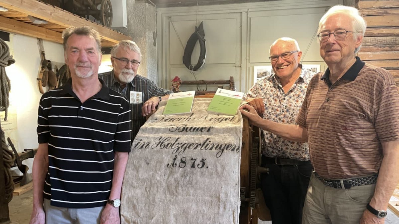 Heinz Lüdemann und Dieter Schittenhelm (vorne) haben das Buch „Geschichte und Geschichten aus Holzgerlinger Familien“ veröffentlicht.Melissa Schaich Heinz Lüdemann und Dieter Schittenhelm (vorne) haben das Buch „Geschichte und Geschichten aus Holzgerlinger Familien“ veröffentlicht.Melissa Schaich
