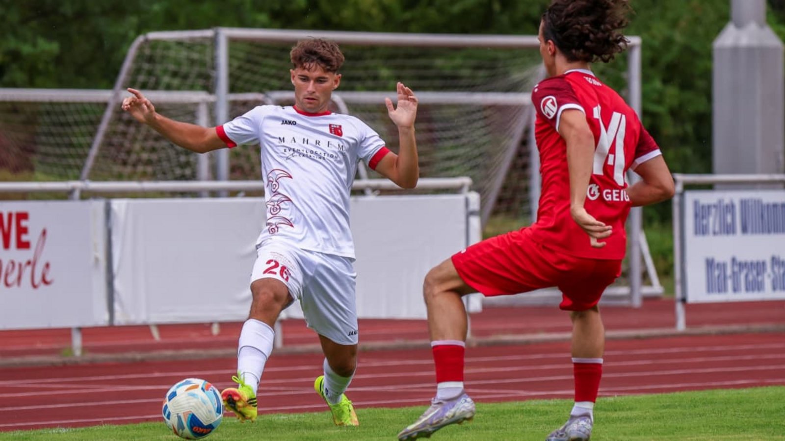 Matino Schlotterbeck (links) feierte gegen die TSG Hofherrnweiler-Unterrombach einen gelungenen Einstand im Trikot des SV Fellbach.Günter Schmid