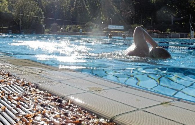 Finale. Der Herbst nimmt jetzt auch im Vaihinger Enztalbad Platz. Am Sonntag ist der letzte Badetag im Freien.  Foto: Arning
