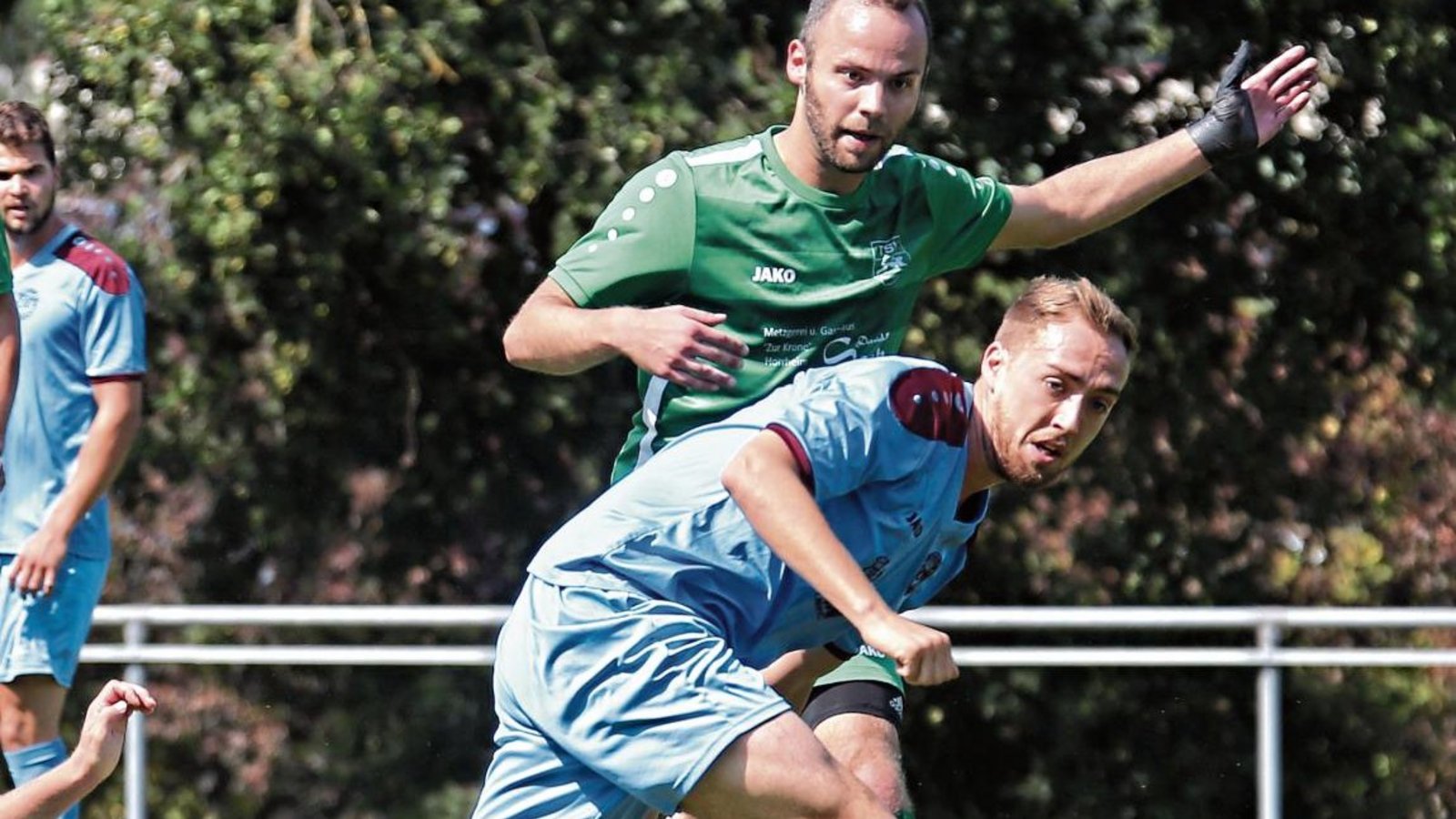Für Lukas Strauß (vorne) und sein Illinger Team gab es gestern kein Halten. Der TSV Kleinglattbach mit Philipp Gutjahr verlor 0:3. Foto: Küppers Für Lukas Strauß (vorne) und sein Illinger Team gab es gestern kein Halten. Der TSV Kleinglattbach mit Philipp Gutjahr verlor 0:3. Foto: Küppers