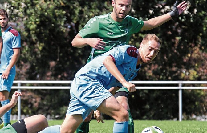 Für Lukas Strauß (vorne) und sein Illinger Team gab es gestern kein Halten. Der TSV Kleinglattbach mit Philipp Gutjahr verlor 0:3. Foto: Küppers