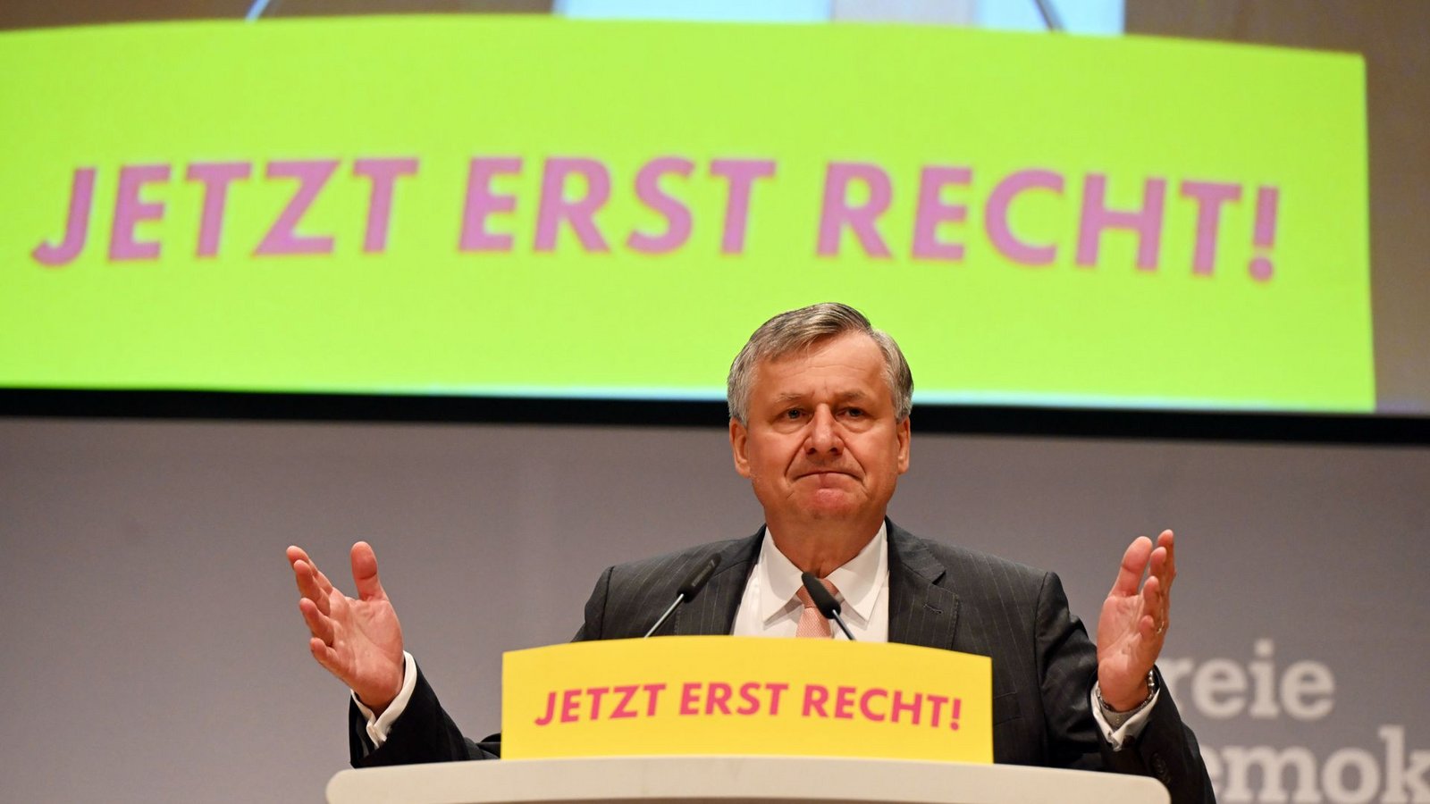 FDP-Spitzekandidat Hans-Ulrich Rülke vor dem Slogan für die Landesvertreterversammlung.Foto: Uli Deck/dpa