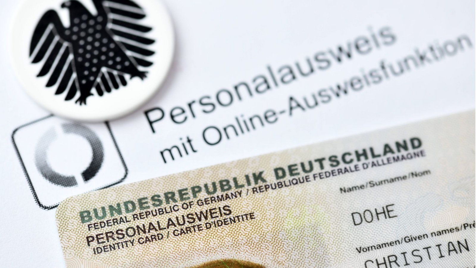 Im Personalausweis befindet sich ein Chip, auf dem die Informationen gespeichert sind, die auch auf der Ausweiskarte stehen. (Symbolbild)Foto: imago images/Christian Ohde via www.imago-images.de