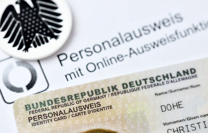 Im Personalausweis befindet sich ein Chip, auf dem die Informationen gespeichert sind, die auch auf der Ausweiskarte stehen. (Symbolbild)<span class='image-autor'>Foto: imago images/Christian Ohde via www.imago-images.de</span>