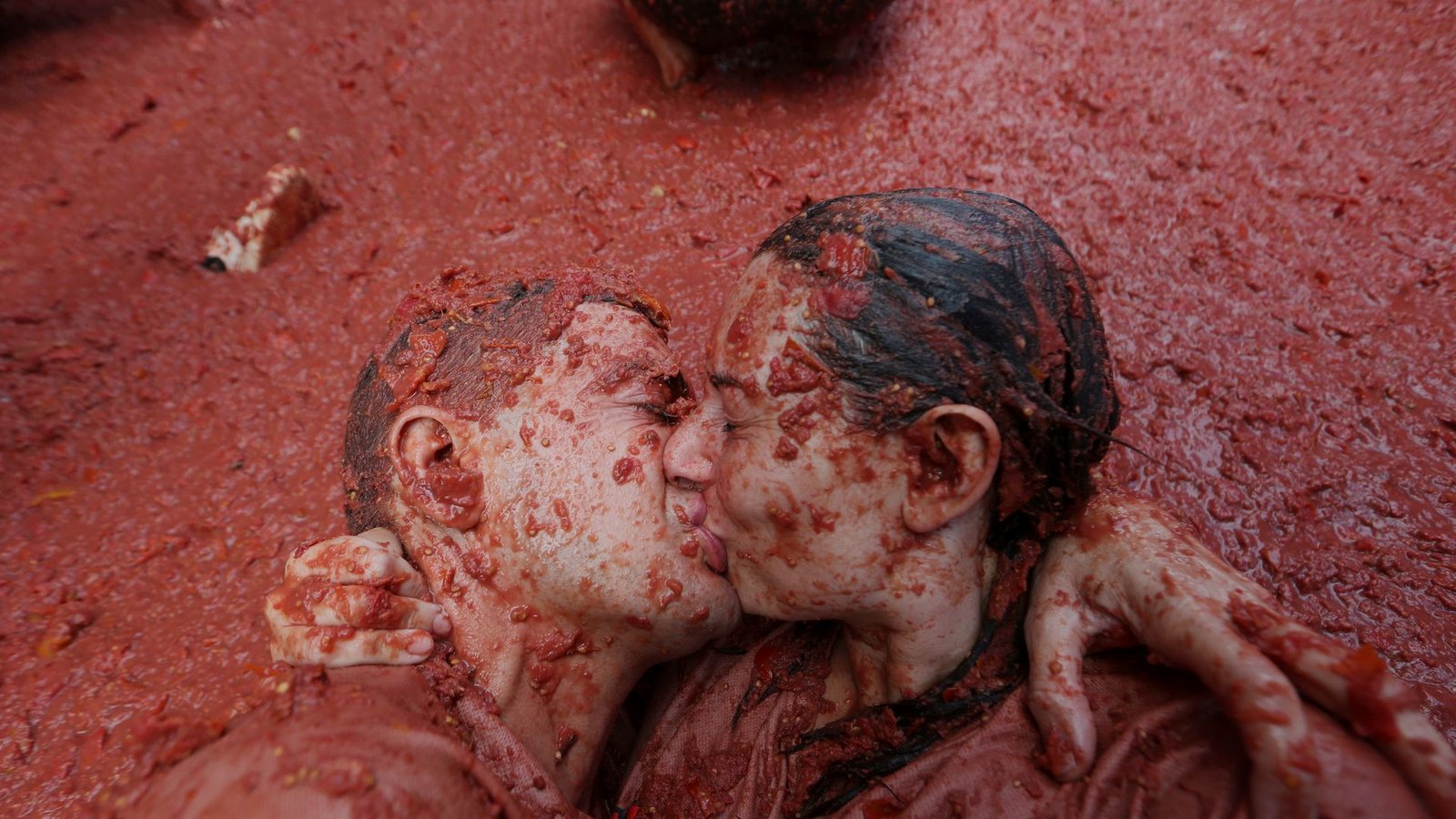 Bei der Tomatenschlacht gibt es viel Spaß und Liebe und nur selten Verletzte.Foto: Alberto Saiz/AP/dpa Bei der Tomatenschlacht gibt es viel Spaß und Liebe und nur selten Verletzte.Foto: Alberto Saiz/AP/dpa
