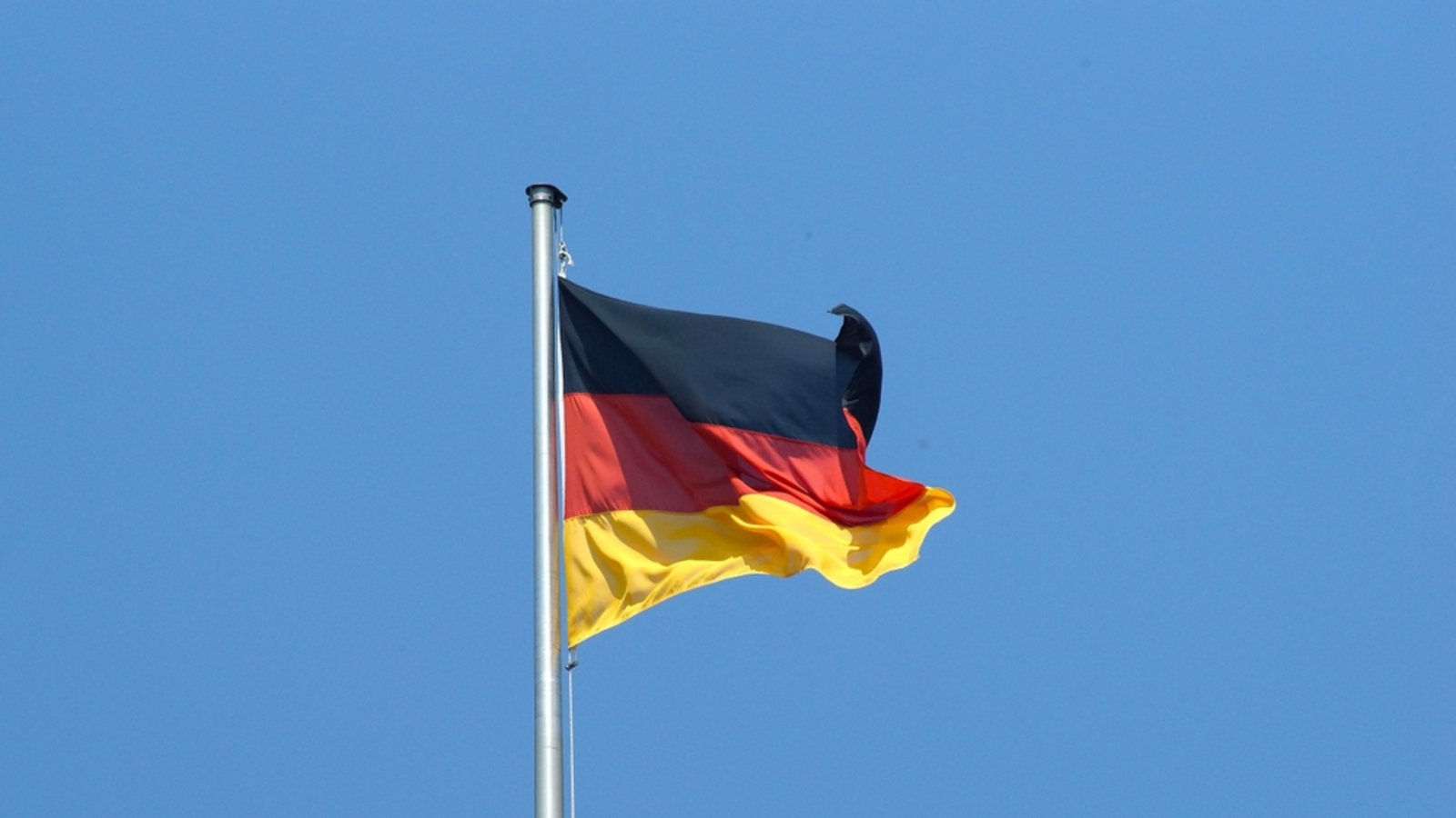 Am Samstag, dem 9. Mai 2026, wehen wieder die Flaggen an öffentlichen Gebäuden. Aber was ist der Grund? Alles Wichtige dazu hier.Foto: Tohuwabohu 1976 / Shutterstock.com