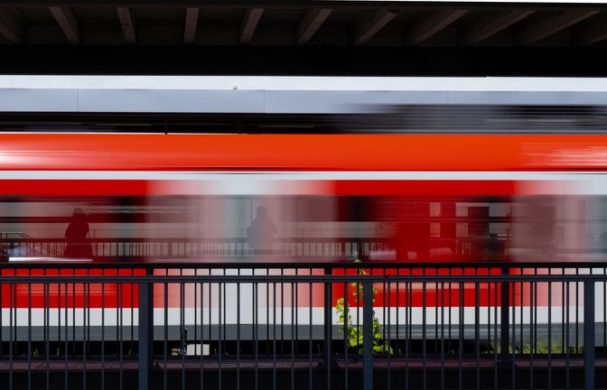 In der S-Bahn in Richtung Herrenberg soll es zur Auseinandersetzung gekommen sein. (Symbolfoto)<span class='image-autor'>Foto: dpa/Sven Hoppe</span>