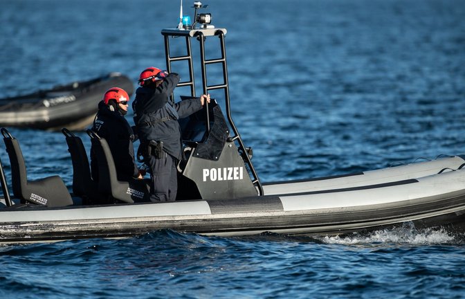 Die Polizei zog das Paddelboot mit den Kindern an Land (Symbolbild).<span class='image-autor'>Foto: dpa</span>