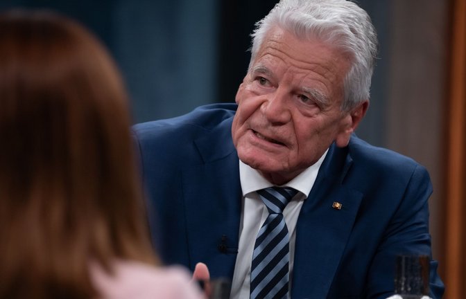 Joachim Gauck bei Caren Miosga: „Wir müssen Formen finden, diese Demokratie zu verteidigen.“<span class='image-autor'>Foto: NDR/ThomasErnst</span>