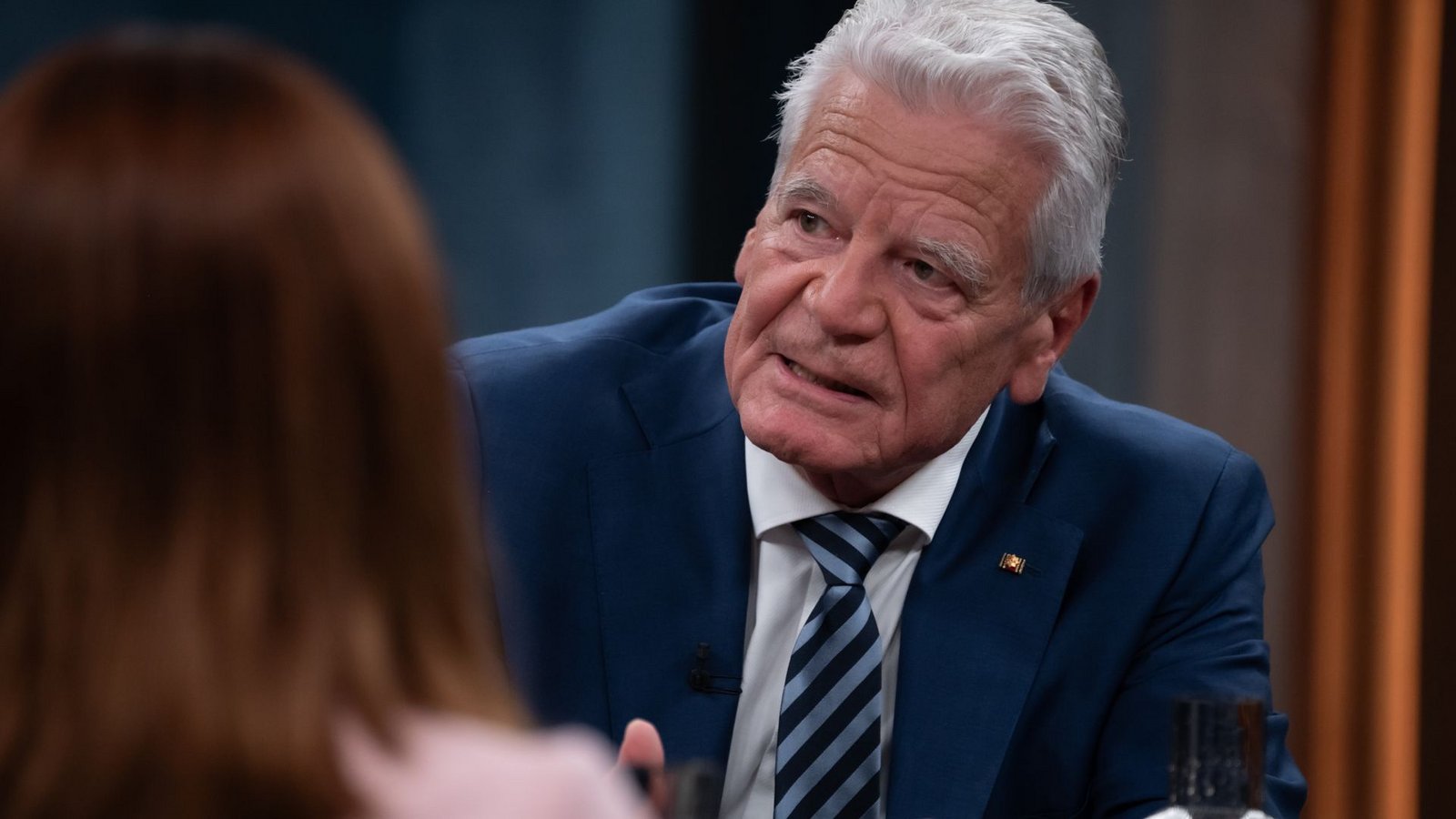 Joachim Gauck bei Caren Miosga: „Wir müssen Formen finden, diese Demokratie zu verteidigen.“Foto: NDR/ThomasErnst Joachim Gauck bei Caren Miosga: „Wir müssen Formen finden, diese Demokratie zu verteidigen.“Foto: NDR/ThomasErnst
