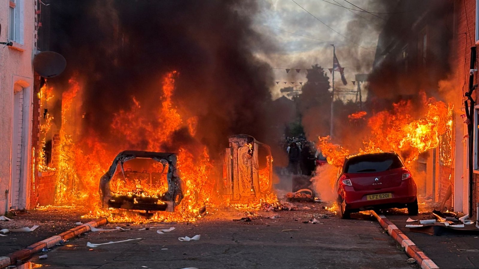 Fahrzeuge brennen in der Lendrick Street in Belfast während Unruhen nach einem Messerangriff am Montagabend.Foto: Pa/PA Wire/dpa Fahrzeuge brennen in der Lendrick Street in Belfast während Unruhen nach einem Messerangriff am Montagabend.Foto: Pa/PA Wire/dpa