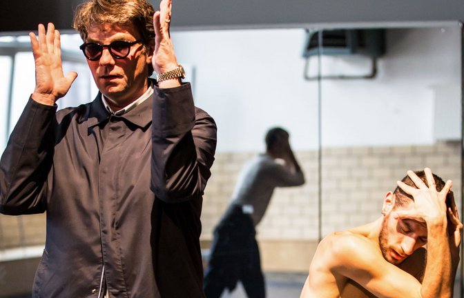 Marco Goecke (bei Proben zu „Seven Sins“) hat als Choreograf von Gauthier Dance häufig mit der Kostümbildnerin Gudrun Schretzmeier zusammengearbeitet.<span class='image-autor'>Foto: Jeanette Bak</span>