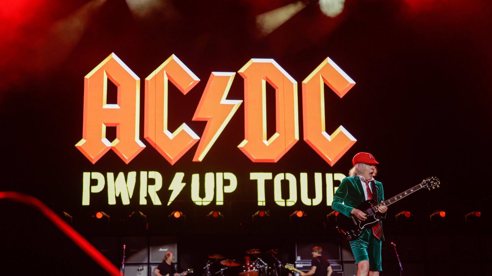 Die australische Rockband rund um Lead-Gitarrist Angus Young kommt am Wochenende nach Karlsruhe. (Symbolbild)Foto: IMAGO/ZUMA Press Wire