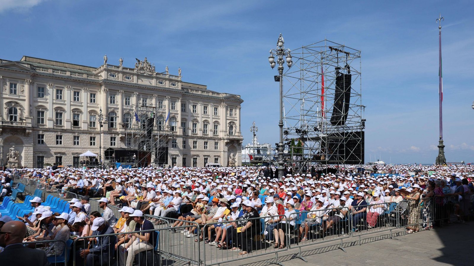 Der Papst hatte in Triest im Nordosten Italiens einen Gottesdienst unter freiem Himmel gefeiert. (Archivbild)Foto: IMAGO/ZUMA Press/IMAGO/Gabriele Crozzoli