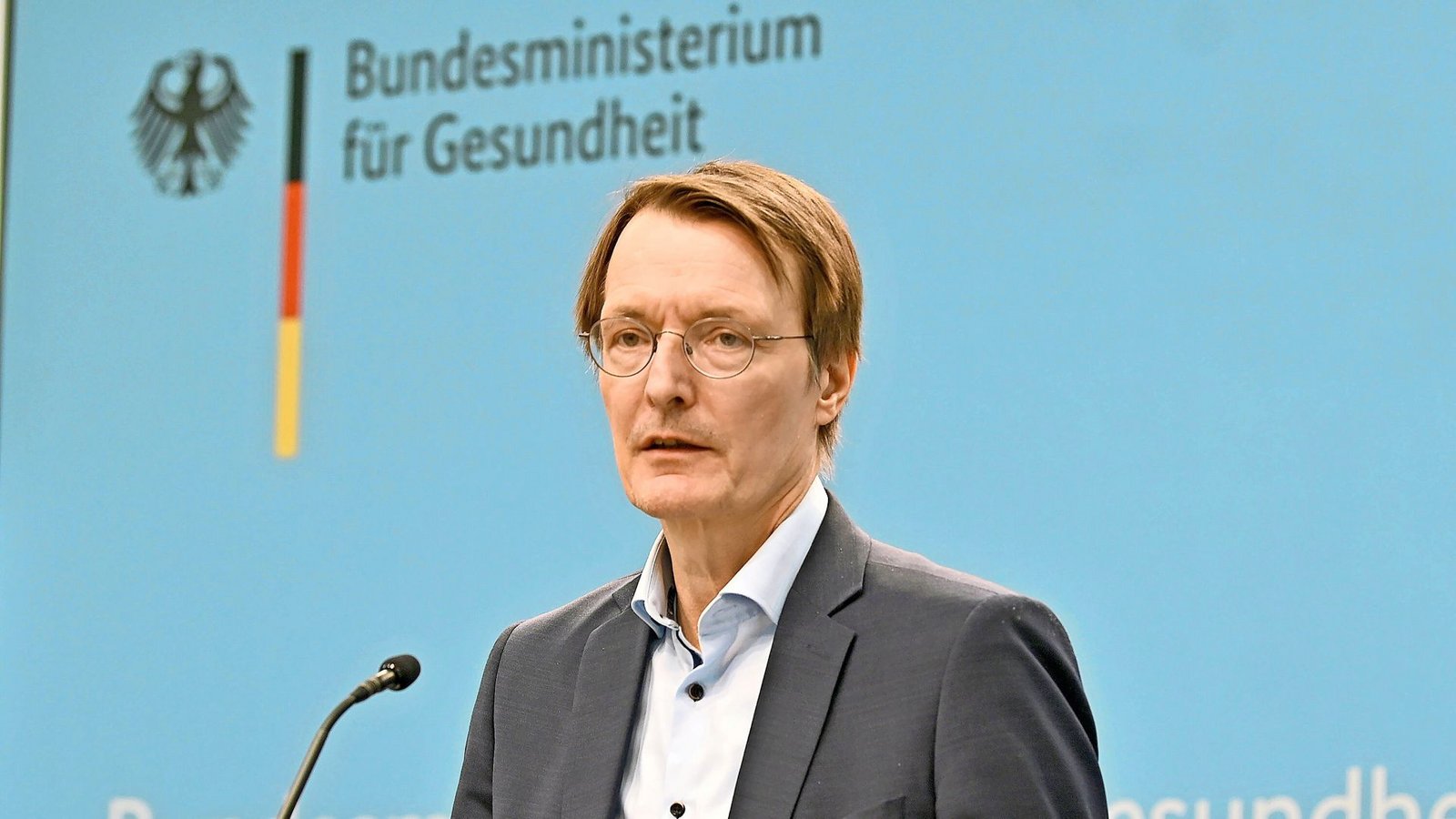 In seiner neuen beruflichen Rolle muss sich der ehemalige Gesundheitsminister Karl Lauterbach nicht mehr vorrangig mit der Corona-Pandemie beschäftigen. Stattdessen konzentriert sich der Mediziner nun auf sein Amt als Vorsitzender des Ausschusses für Forschung, Technologie, Raumfahrt und Technikfolgenabschätzung im Bundestag. Zu seinen Aufgaben gehören unter anderem die Förderung des Forschungsstandorts, der Hochschul- und Berufsausbildung sowie von Einzelpersonen, beispielsweise durch das BAföG.Foto: dpa