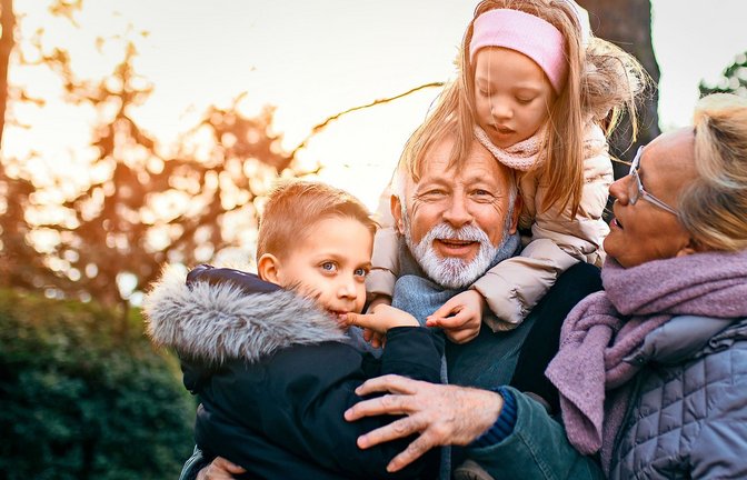 Eine wichtiger familiärer Fixpunkt für alle Beteiligten: Großeltern und Enkel.<span class='image-autor'>Foto: Adobe Stock/hedgehog94</span>