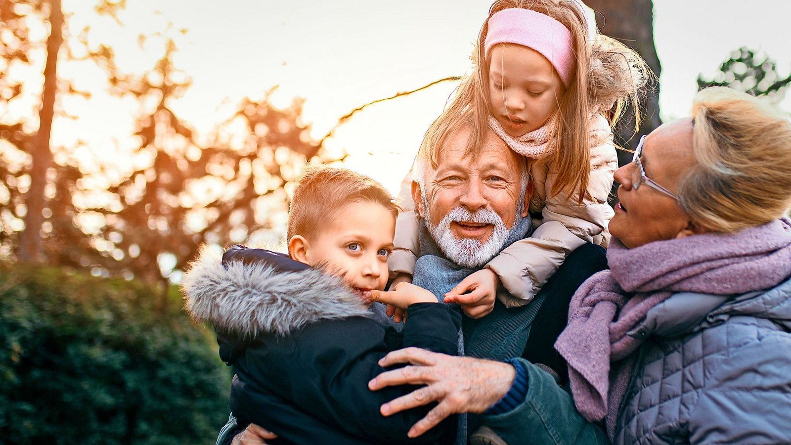 Eine wichtiger familiärer Fixpunkt für alle Beteiligten: Großeltern und Enkel.Foto: Adobe Stock/hedgehog94 Eine wichtiger familiärer Fixpunkt für alle Beteiligten: Großeltern und Enkel.Foto: Adobe Stock/hedgehog94