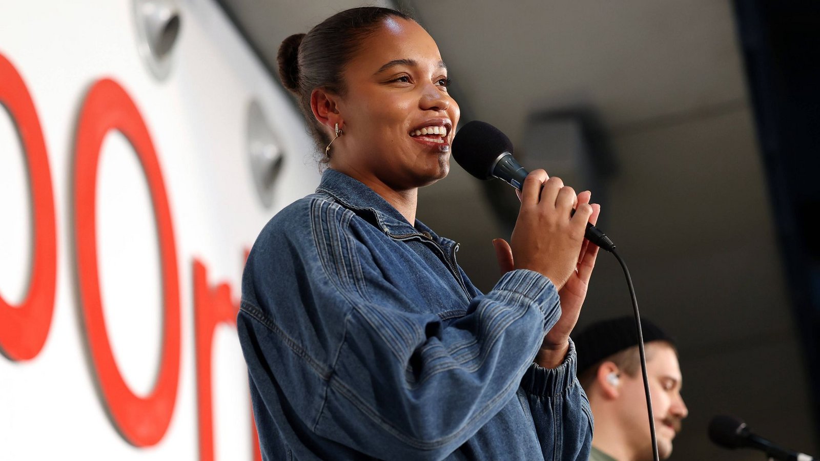 Singende Olympiasiegerin in Stuttgart: Kugelstoßerin Yemisi OgunleyeFoto: Baumann Singende Olympiasiegerin in Stuttgart: Kugelstoßerin Yemisi OgunleyeFoto: Baumann