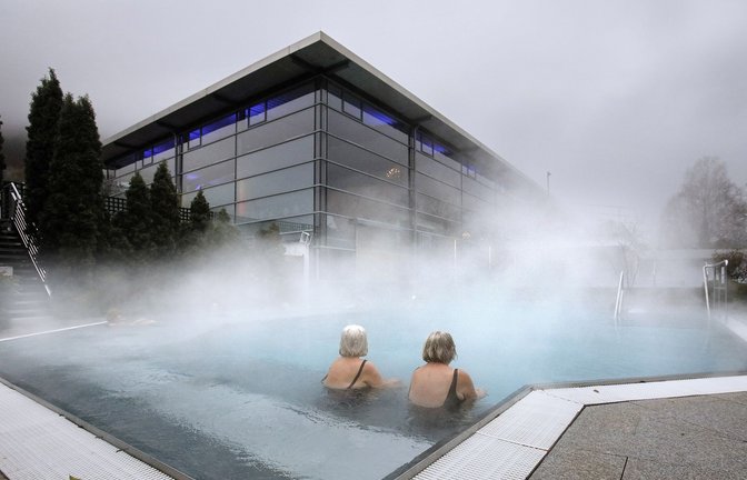 Die wohlige Wärme der Außenbecken in der Alb-Therme in Bad Urach kommt aus dem Erdinneren.<span class='image-autor'>Foto: /Horst Haas</span>