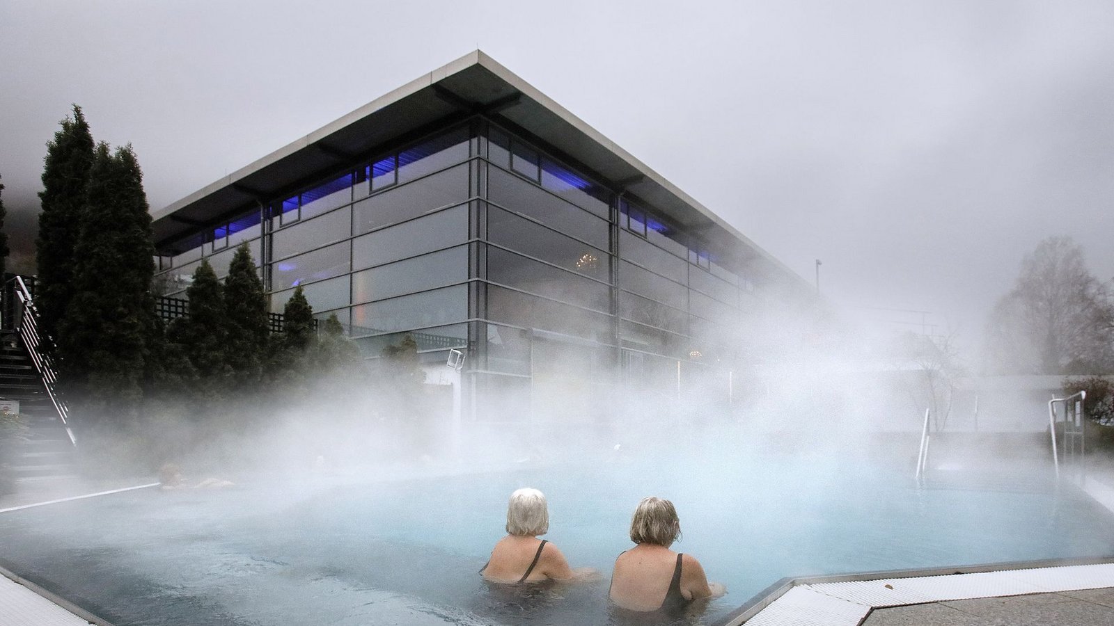 Die wohlige Wärme der Außenbecken in der Alb-Therme in Bad Urach kommt aus dem Erdinneren.Foto: /Horst Haas Die wohlige Wärme der Außenbecken in der Alb-Therme in Bad Urach kommt aus dem Erdinneren.Foto: /Horst Haas