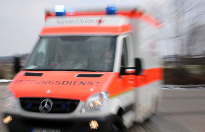 Der Rettungsdienst brachte den verletzten 15-Jährigen in iene<span class='image-autor'>Foto: Stephan Jansen/dpa</span>