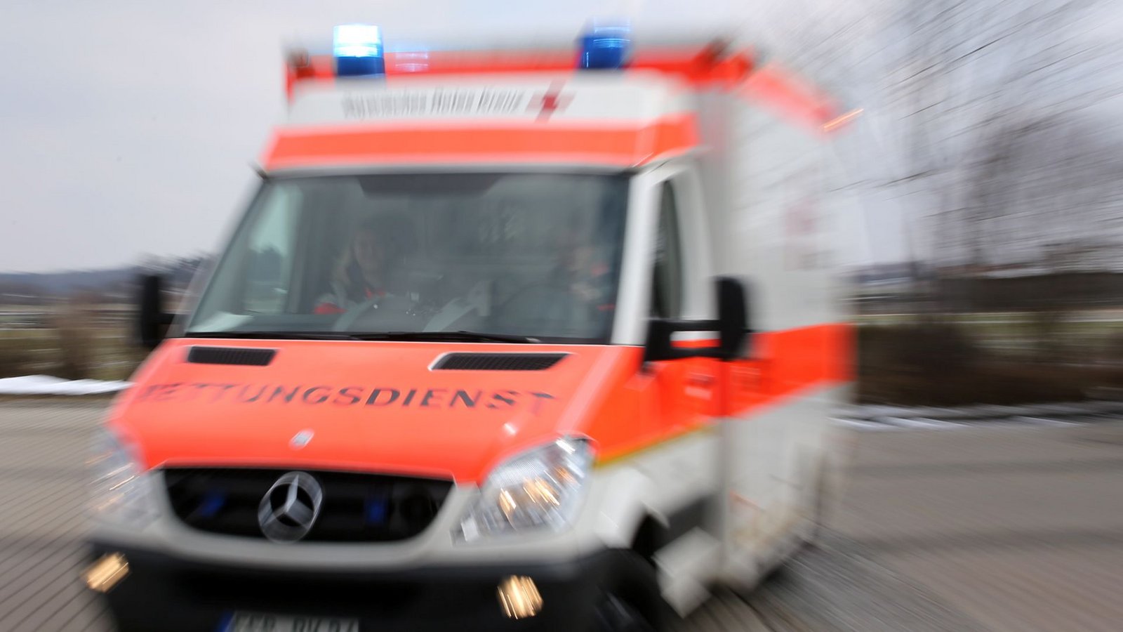 Der Rettungsdienst brachte den verletzten 15-Jährigen in ieneFoto: Stephan Jansen/dpa Der Rettungsdienst brachte den verletzten 15-Jährigen in ieneFoto: Stephan Jansen/dpa