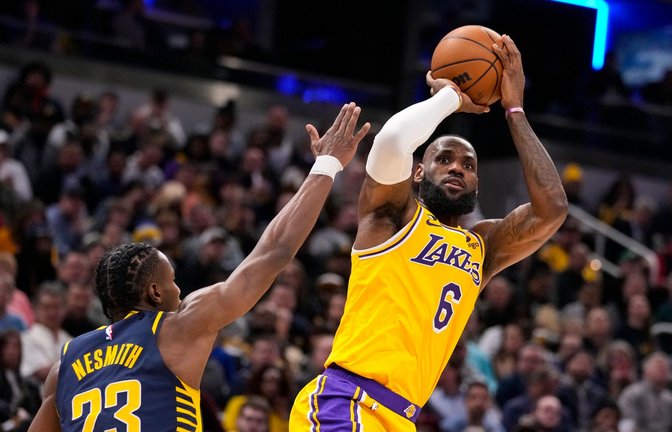 Überragender Lakers-Spieler beim Sieg über die Pacers: LeBron James (r).<span class='image-autor'>Foto: Michael Conroy/AP/dpa</span>