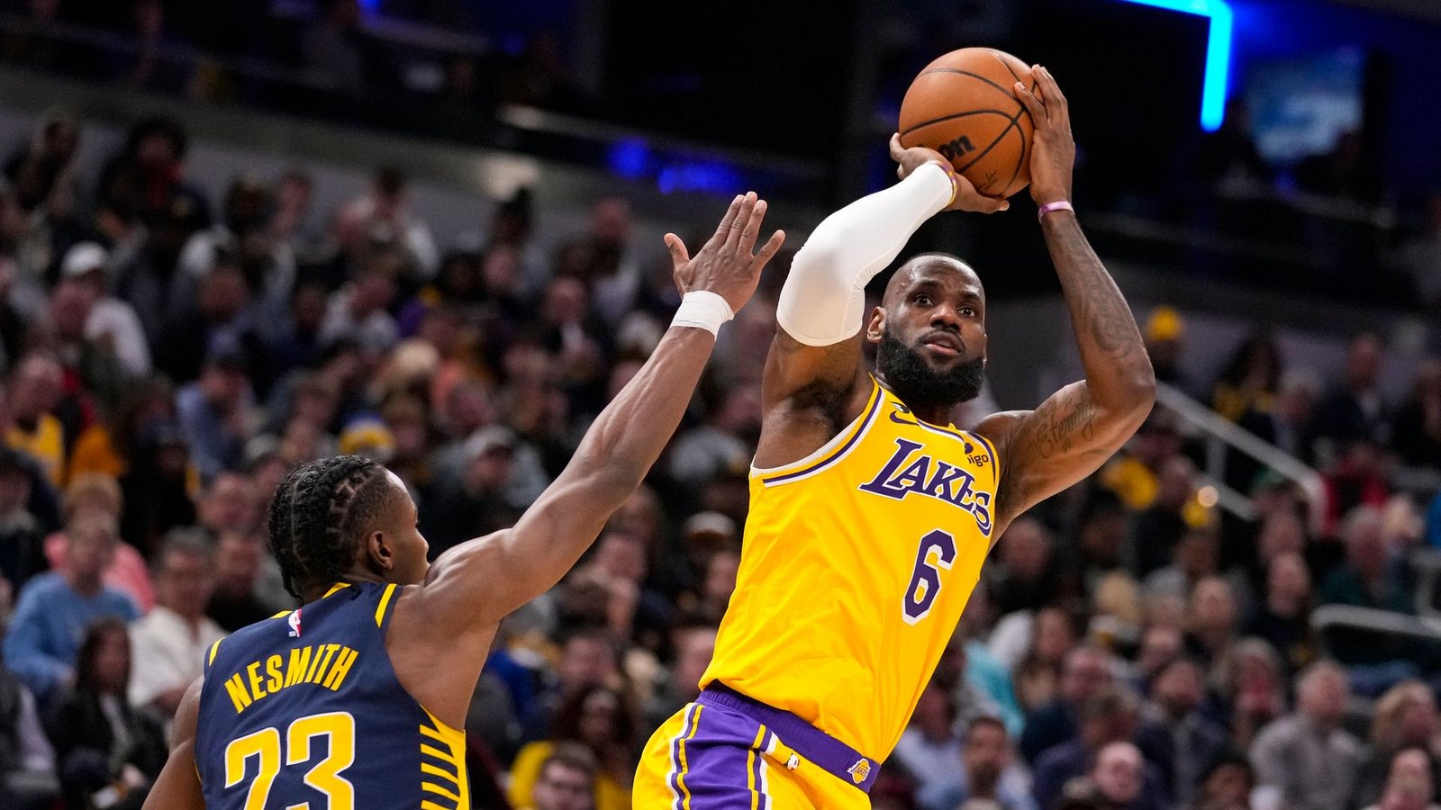 Überragender Lakers-Spieler beim Sieg über die Pacers: LeBron James (r).Foto: Michael Conroy/AP/dpa