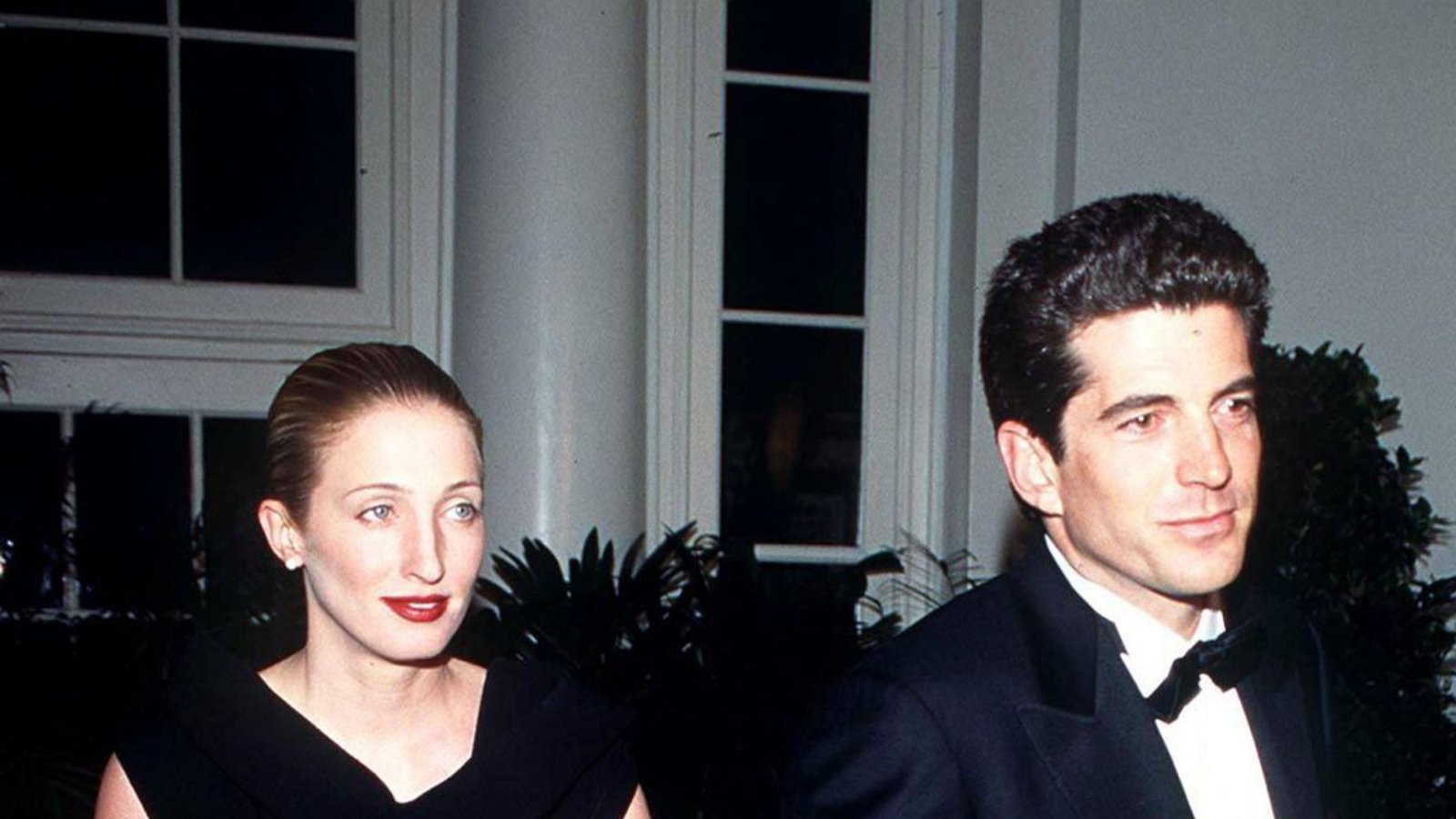 Das „Große Schwarze“: Carolyn Bessette-Kennedy trägt ein maximal schlichtes Abendkleid ihres Lieblingsdesigners Yohji Yamamoto zum Staatsdinner im Weißen Haus. Der Gipfel der Eleganz: Die über den Ellenbogen reichenden Handschuhe.Foto: imago/ZUMA Press Das „Große Schwarze“: Carolyn Bessette-Kennedy trägt ein maximal schlichtes Abendkleid ihres Lieblingsdesigners Yohji Yamamoto zum Staatsdinner im Weißen Haus. Der Gipfel der Eleganz: Die über den Ellenbogen reichenden Handschuhe.Foto: imago/ZUMA Press