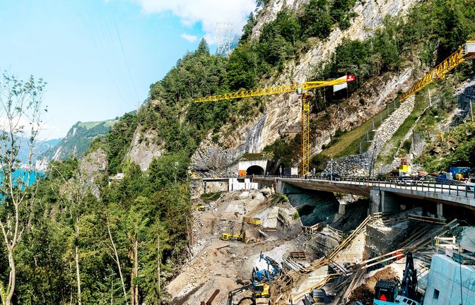 Die Großbaustelle am Ufer des Vierwaldstättersees zeugt vom enormen Aufwand, den der Neubau der Axenstraße erfordert.<span class='image-autor'>Foto: &nbsp;</span>