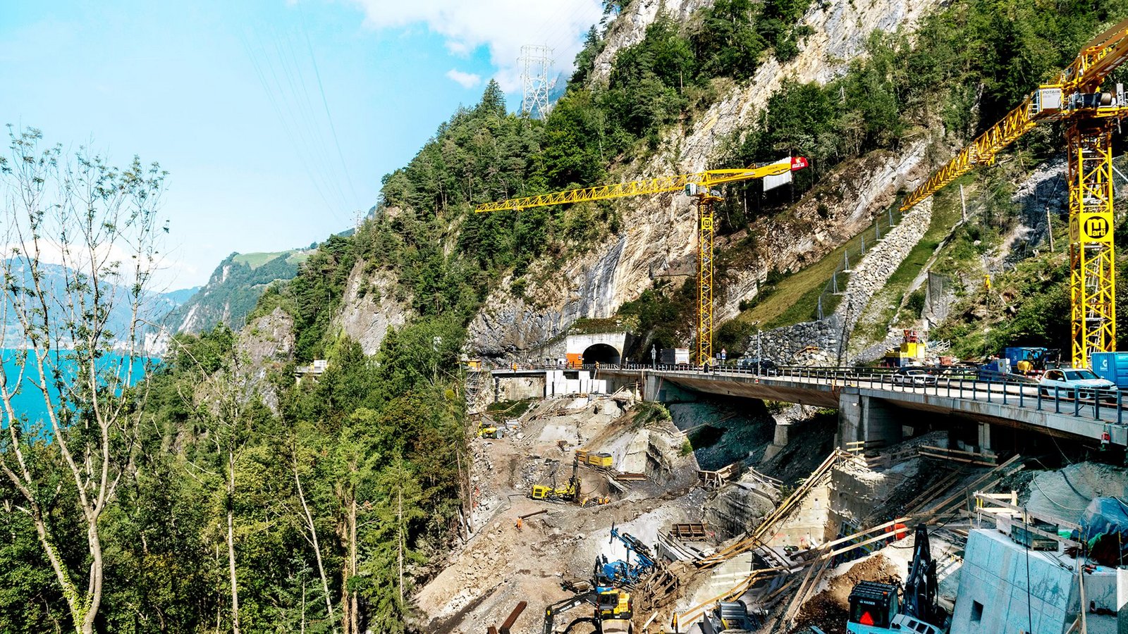 Die Großbaustelle am Ufer des Vierwaldstättersees zeugt vom enormen Aufwand, den der Neubau der Axenstraße erfordert.Foto: Die Großbaustelle am Ufer des Vierwaldstättersees zeugt vom enormen Aufwand, den der Neubau der Axenstraße erfordert.Foto: 