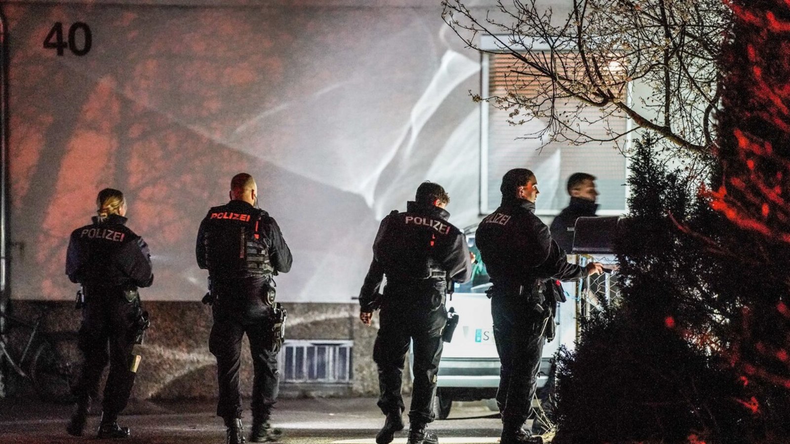 Nach einem fast tödlichen Anschlag: Polizisten sichern am 17. März 2023 den Tatort in Zuffenhausen.Foto: SDMG/SDMG / Kohls Nach einem fast tödlichen Anschlag: Polizisten sichern am 17. März 2023 den Tatort in Zuffenhausen.Foto: SDMG/SDMG / Kohls