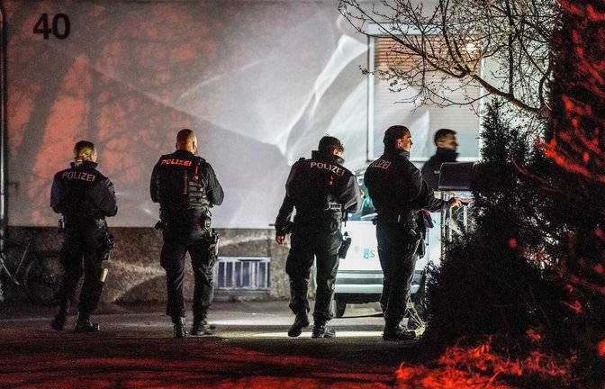 Nach einem fast tödlichen Anschlag: Polizisten sichern am 17. März 2023 den Tatort in Zuffenhausen.<span class='image-autor'>Foto: SDMG/SDMG / Kohls</span>