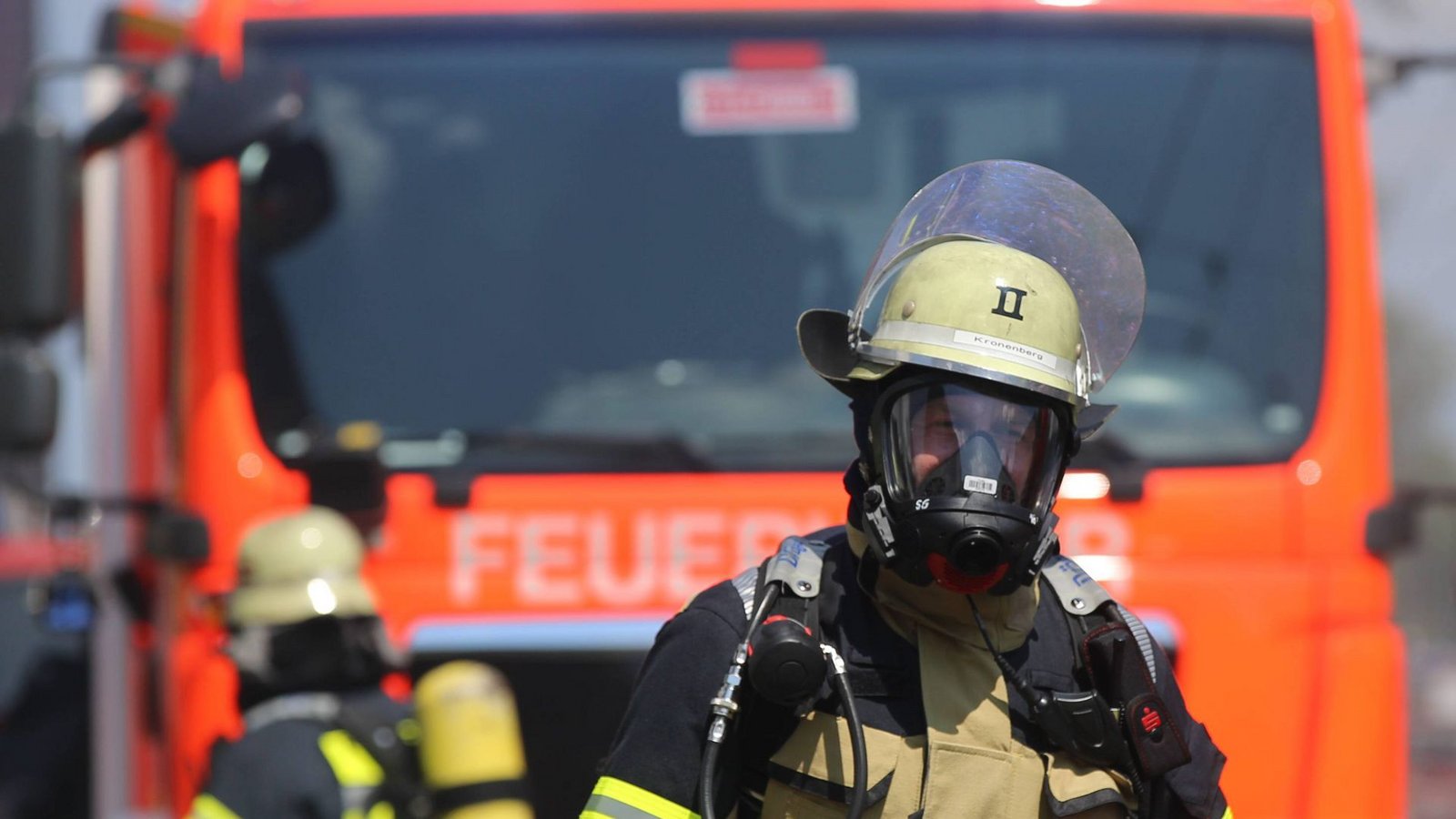 Ein brennender Lkw sorgt für Chaos auf der A8, dichter Rauch erschwert die Sicht (Symbolfoto).Foto: imago/Deutzmann/Deutzmann / deutzmann.net