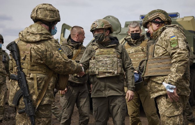 Wolodymyr Selenskyj, Präsident der Ukraine, schüttelt einem Soldaten die Hand. (Archivbild)<span class='image-autor'>Foto: dpa/Uncredited</span>