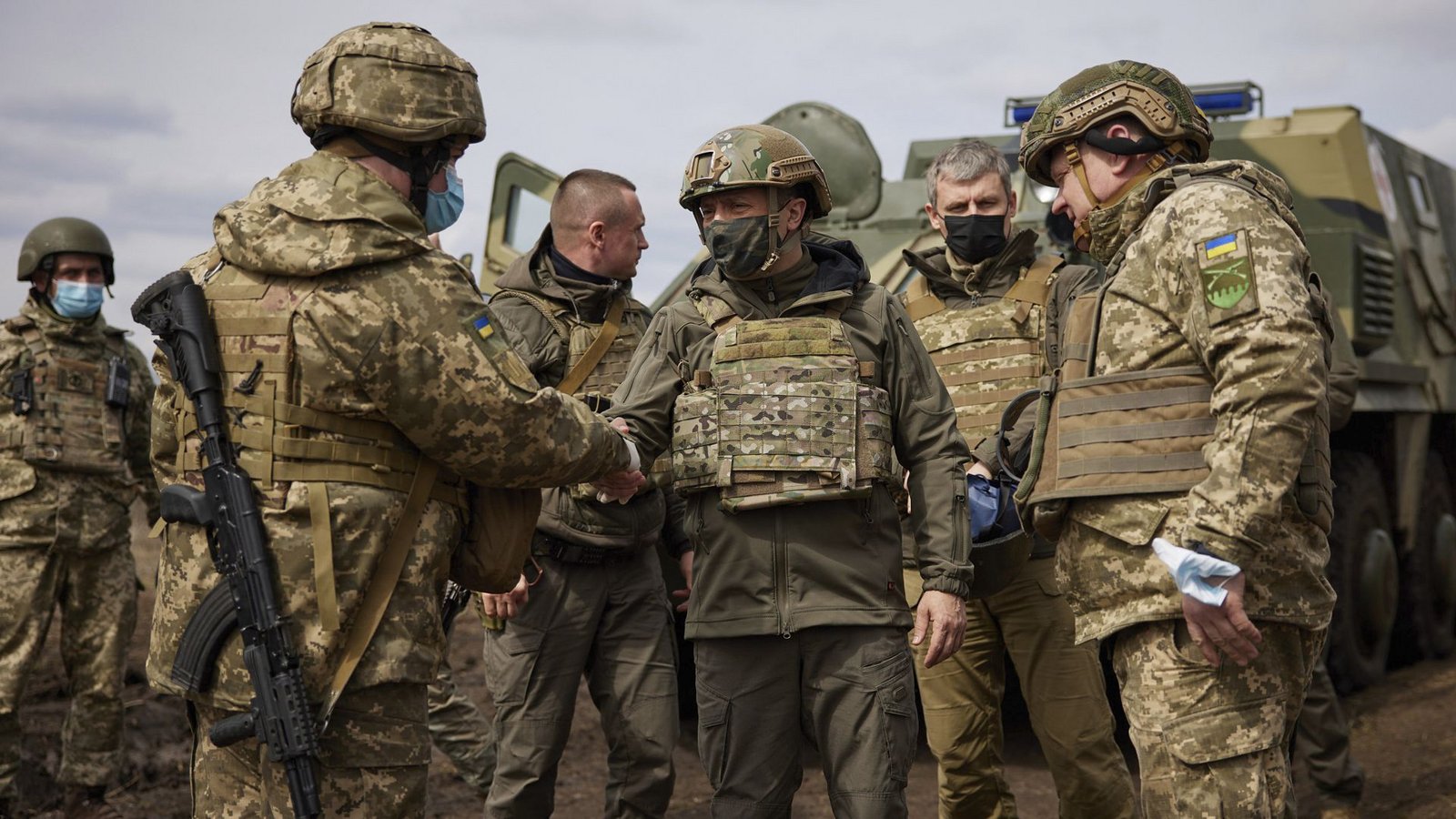 Wolodymyr Selenskyj, Präsident der Ukraine, schüttelt einem Soldaten die Hand. (Archivbild)Foto: dpa/Uncredited