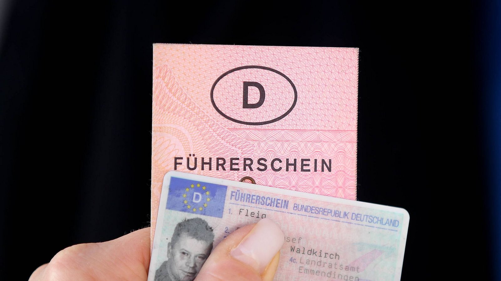 Alter und neuer Führerschein: Die EU-Kommission will die Führerscheinregeln deutlich verschärfen.Foto: Imago/Eibner Alter und neuer Führerschein: Die EU-Kommission will die Führerscheinregeln deutlich verschärfen.Foto: Imago/Eibner