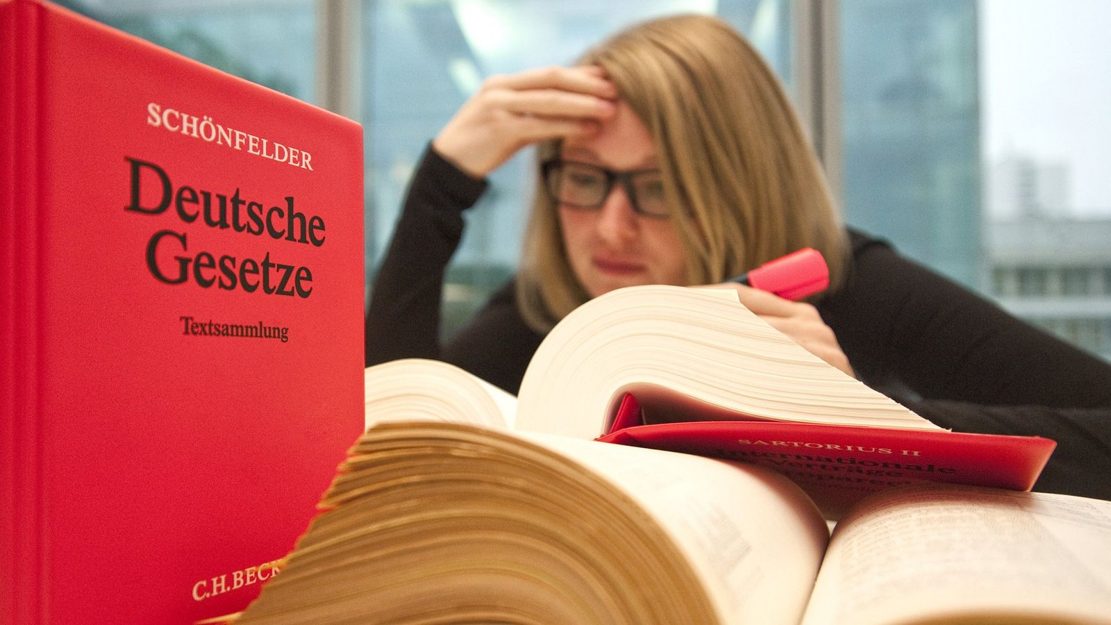 Das juristische Examen ist herausfordernd.Foto: dpa-tmn/Franziska Koark Das juristische Examen ist herausfordernd.Foto: dpa-tmn/Franziska Koark