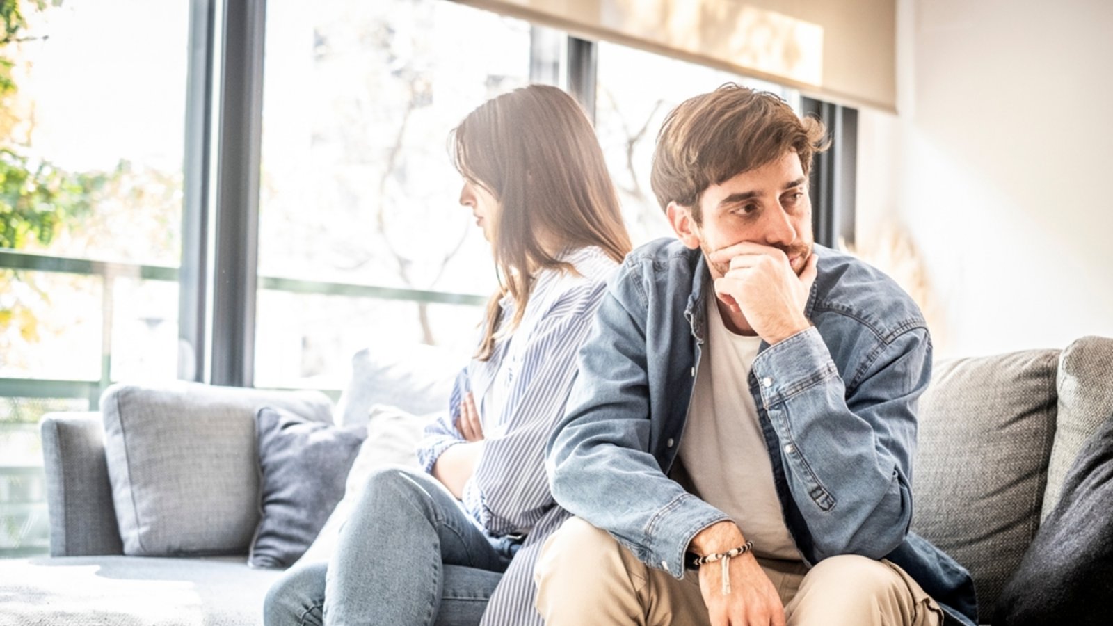 Ein junger Mann teilt seine Erfahrungen mit einer Beziehungspause und entfacht eine hitzige Diskussion.Foto: simona pilolla 2 / Shutterstock.com Ein junger Mann teilt seine Erfahrungen mit einer Beziehungspause und entfacht eine hitzige Diskussion.Foto: simona pilolla 2 / Shutterstock.com