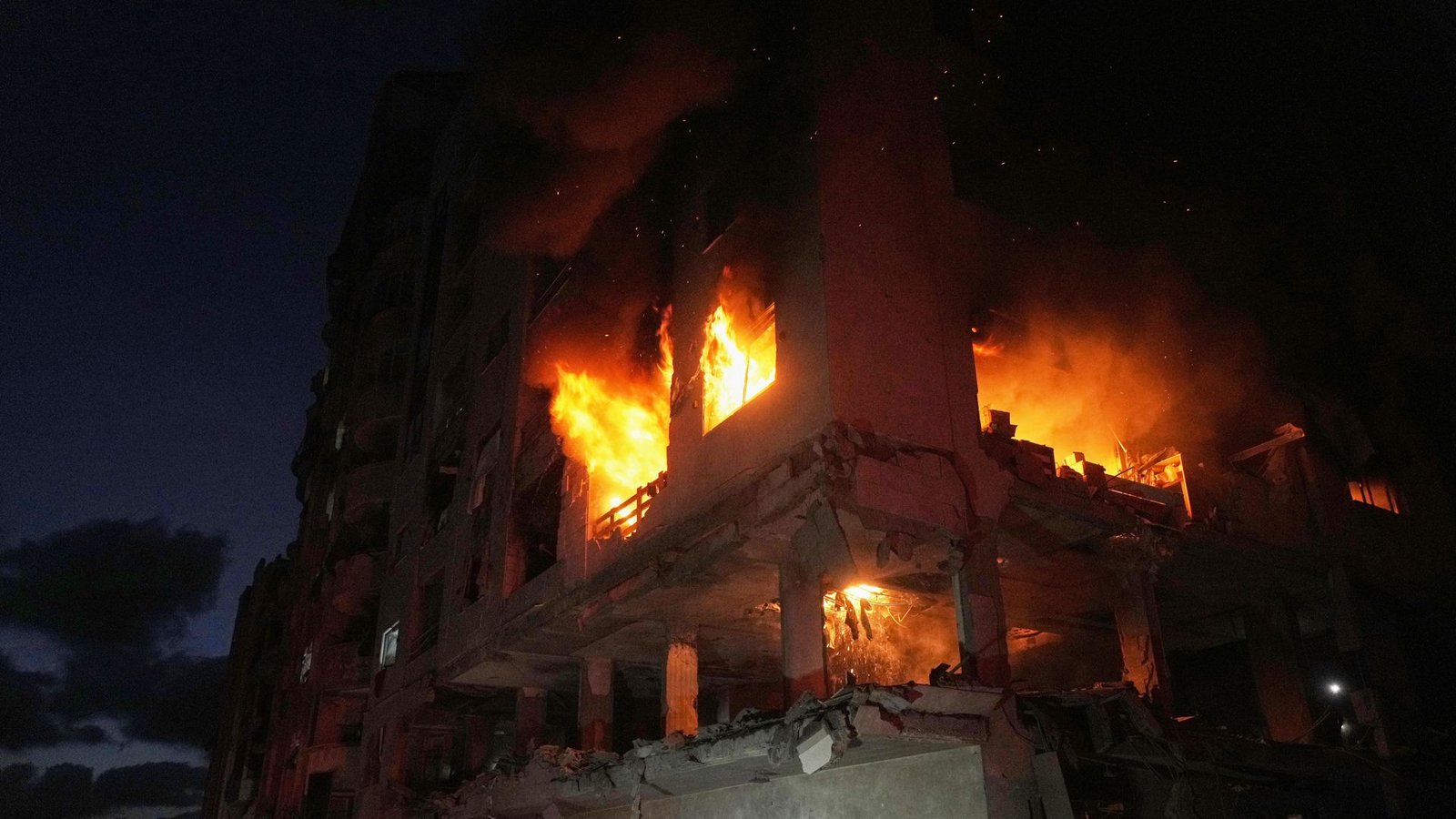 Nach einem israelischen Angriff im Stadtteil Rimal in der Stadt Gaza schlagen Flammen aus einem Wohnhaus (Archivbild).Foto: Jehad Alshrafi/AP/dpa