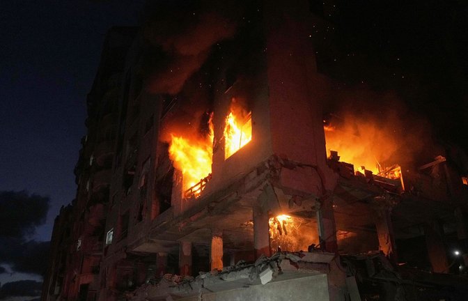 Nach einem israelischen Angriff im Stadtteil Rimal in der Stadt Gaza schlagen Flammen aus einem Wohnhaus (Archivbild).<span class='image-autor'>Foto: Jehad Alshrafi/AP/dpa</span>