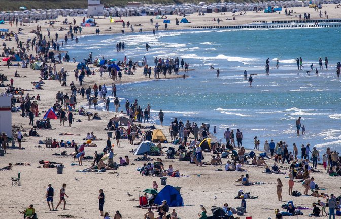 Badegäste nutzen am 12. Mai 2024 das sonnige warme Wetter zu einem Strandbesuch an der Ostseeküste in Warnemünde.Doch im Wasser des Binnenmeeres lauert eine unsichtbare, tödliche Gefahr: Thallium.<span class='image-autor'>Foto: dpa/Jens Büttner</span>