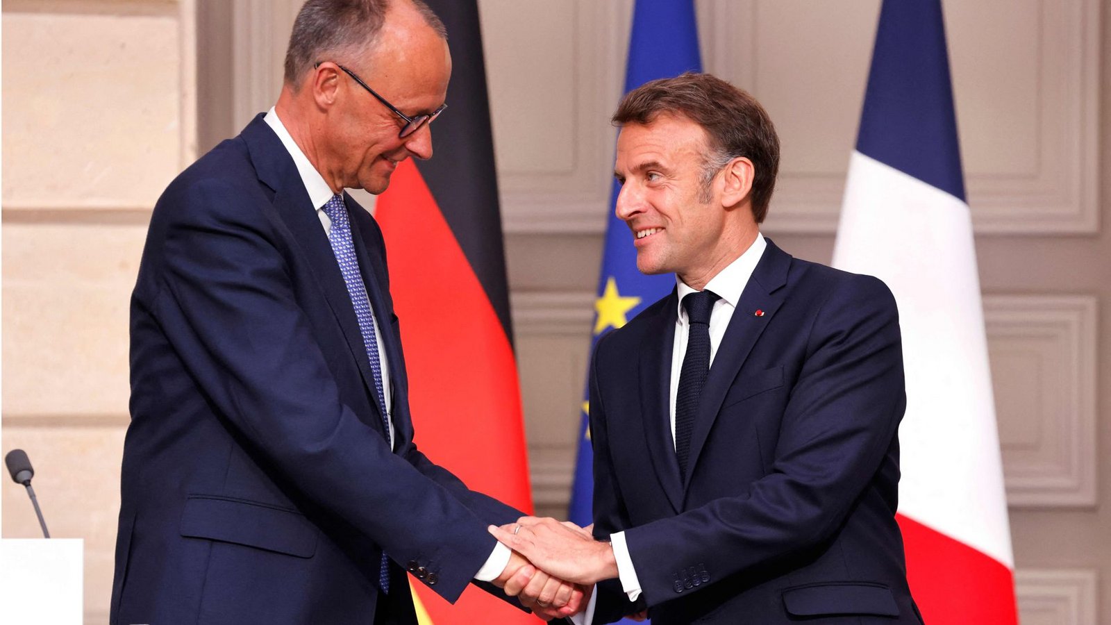 Herzliche Gesten: Friedrich Merz und Emmanuel MacronFoto: LUDOVIC MARIN/AFP Herzliche Gesten: Friedrich Merz und Emmanuel MacronFoto: LUDOVIC MARIN/AFP