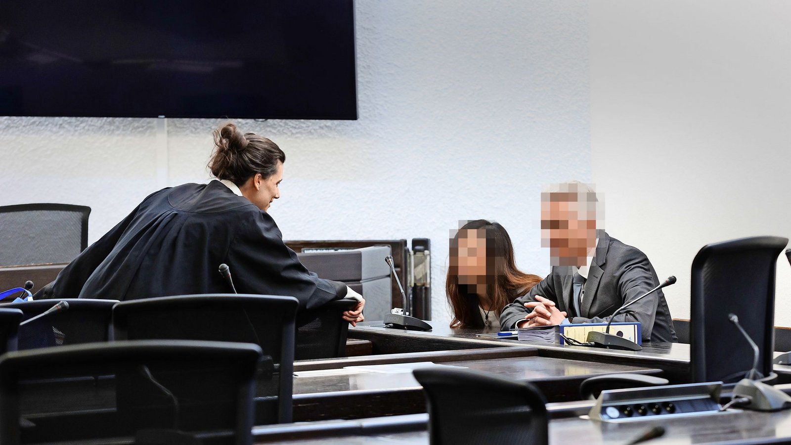 Andreas Renner (rechts) und seine Frau im Gespräch mit der Anwältin Ricarda LangFoto: Lichtgut/Julian Rettig Andreas Renner (rechts) und seine Frau im Gespräch mit der Anwältin Ricarda LangFoto: Lichtgut/Julian Rettig